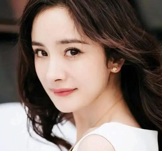 杨幂宋祖儿的灵动双眼让人着迷get同款只需要一副双眼皮贴