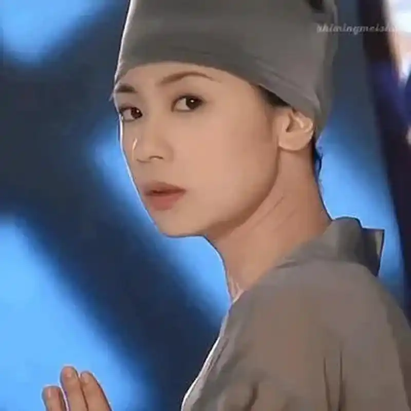 小时候居然没有觉得贾静雯出家的衣服有什么不妥,现在再看,居然这么