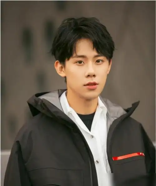 孙俪妹妹晒合照,气质出挑有明星像,同班的"方一凡"