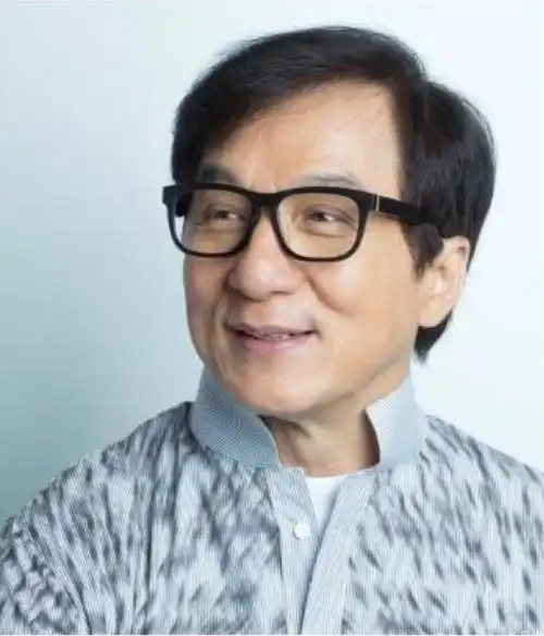 成龙老了!70岁近照曝光,满头白发难掩沧桑,网友直呼岁月不饶人