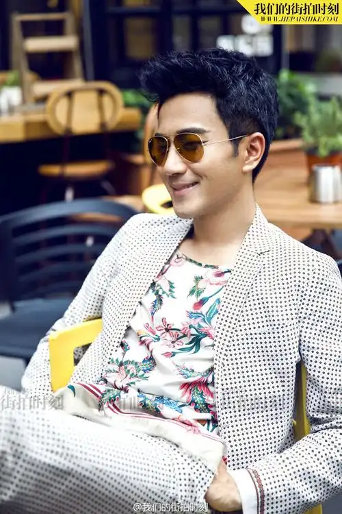 p>刘恺威,1974年10月13日生于中国香港,祖籍山东威海,中国影视男演员