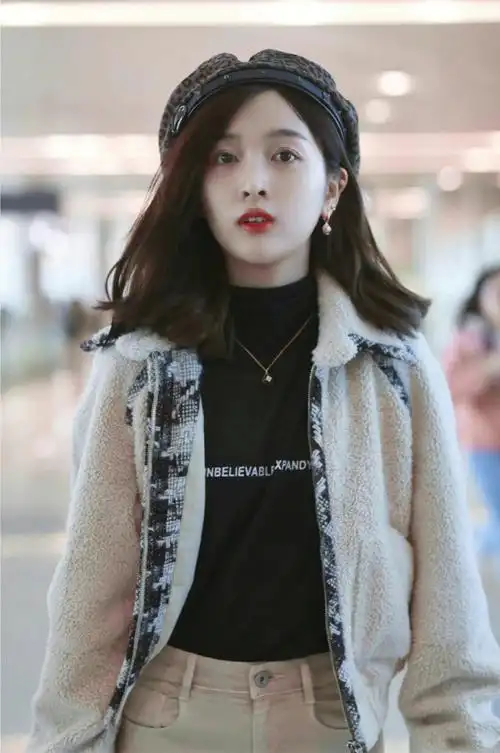 67吴宣仪初冬穿搭好时髦,羊羔毛外套搭配同色锥形裤,温柔又优雅