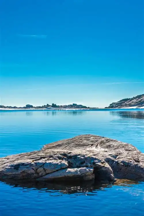 湖泊,岩石,雪,岛,山,蓝天 iphone 壁纸