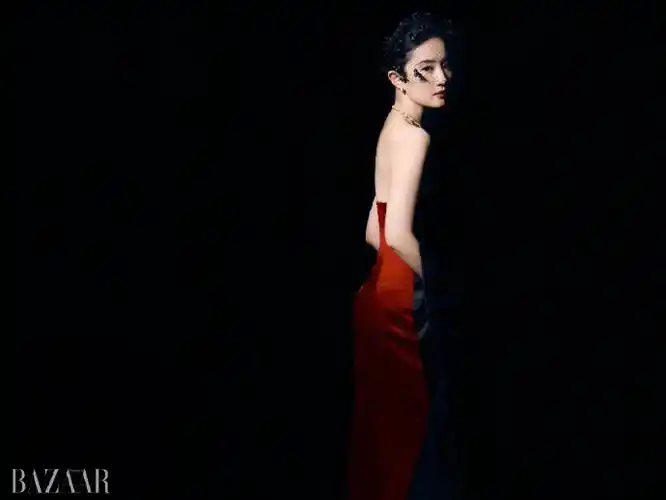 刘亦菲时尚芭莎4月刊封面