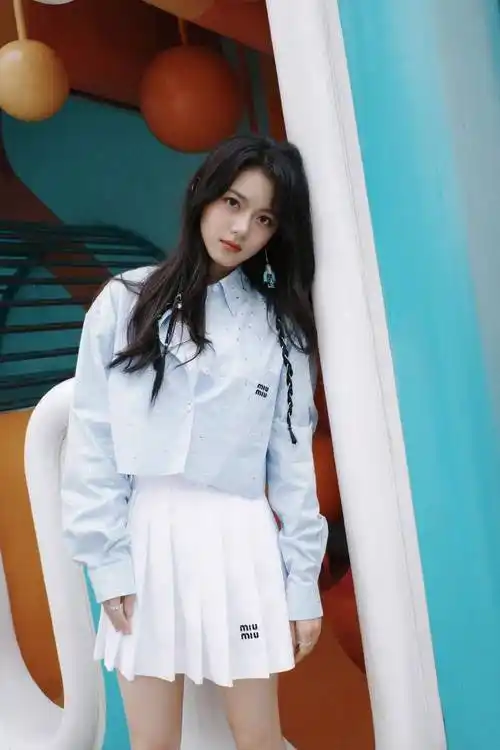 赵今麦也太清纯美好了吧!浅蓝色衬衫搭配白色百褶裙,初恋般的甜蜜