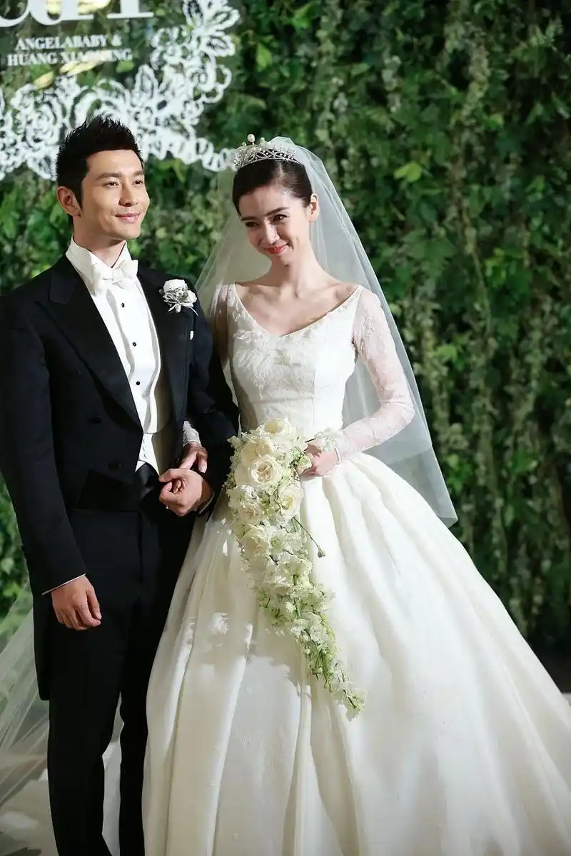 回顾一下黄晓明,angelbaby的世纪婚礼:  当年两人的婚礼上,黄晓明突然