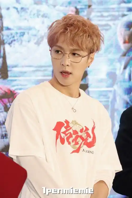 张艺兴[超话]#  240704 成都传说路演(中庭)  今天素眼镜小宝!