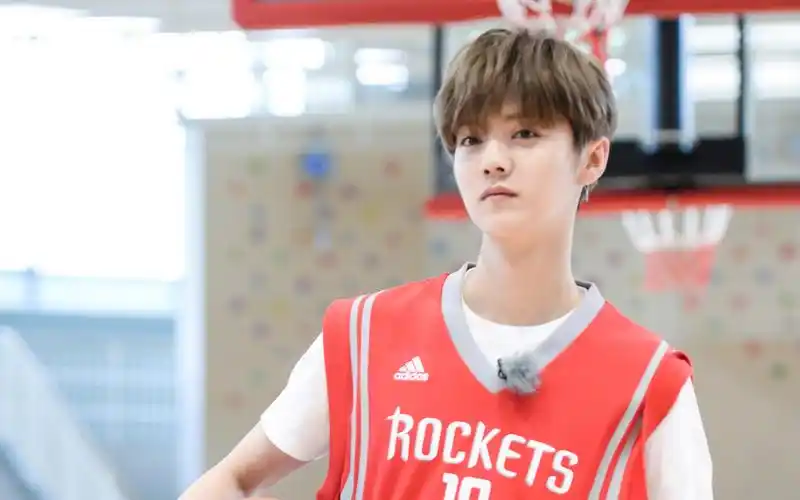 鹿晗打篮球帅气高清桌面壁纸