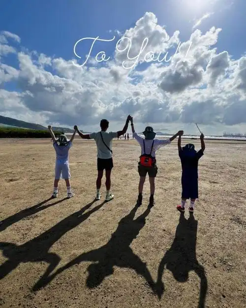 黄浩然生日带家人到海边郊游一家四口手牵手背影合照很有爱