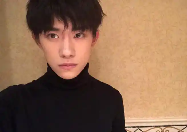 易烊千玺新年自拍