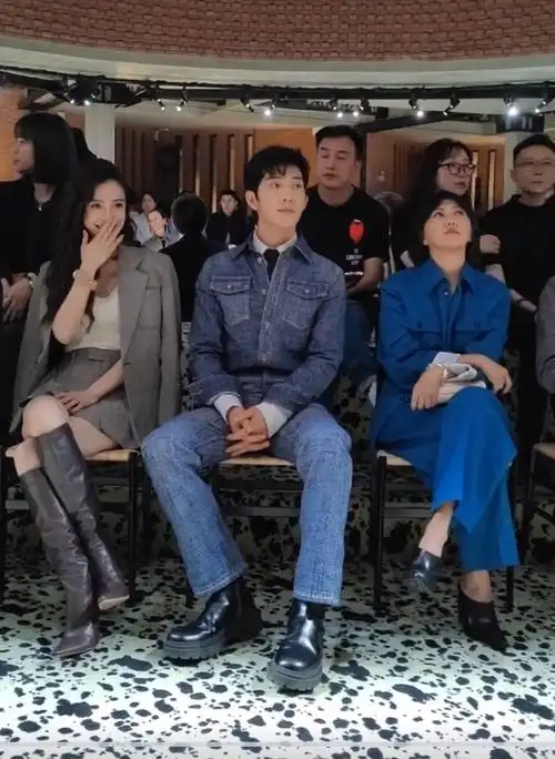 好甜刘雯井柏然大方认爱两人靠一起说悄悄话细节看出很相爱