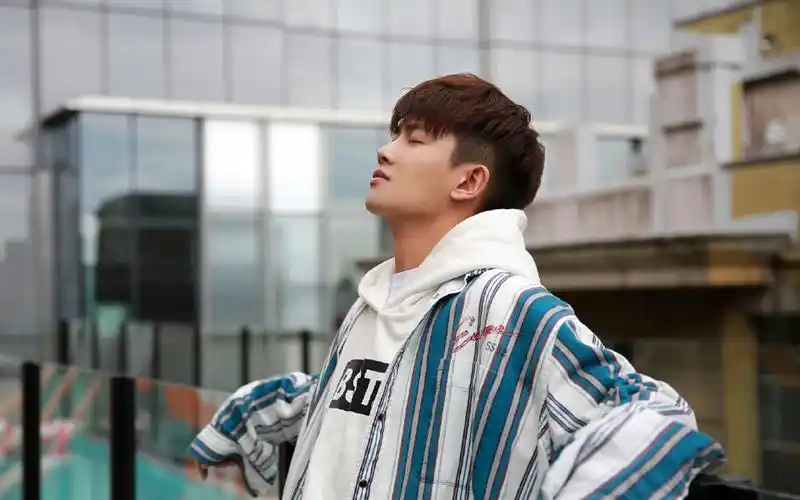 任嘉伦休闲帅气街拍图片电脑壁纸高清大图预览1920x1200_大陆明星下载