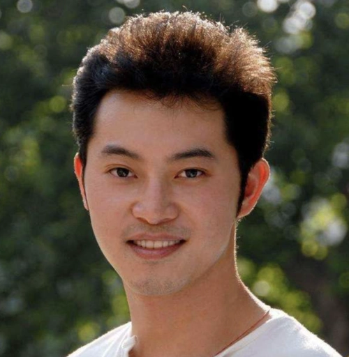 就算镜头拉完,也藏不住沙溢的秃头.