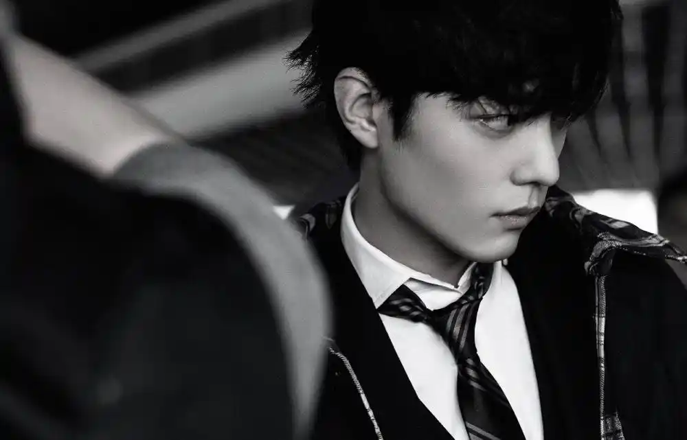 肖战杂志封面罕见的叼烟照!可塑性太强了,跪求演个迷人的反派!