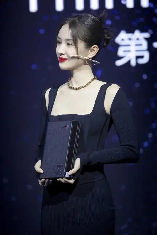 王子文黑色裹身长裙优雅活动图片49