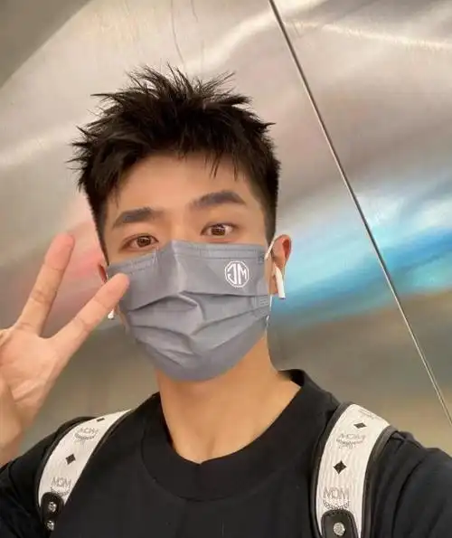 凌乱碎盖头发型男