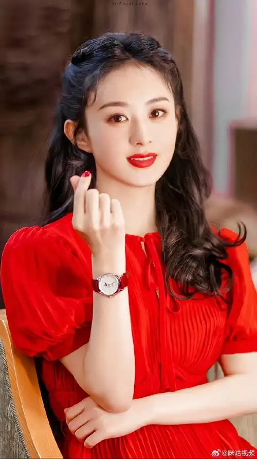 来看@赵丽颖的红色衣服合集96期待新电影《第二十条》,大年初一一