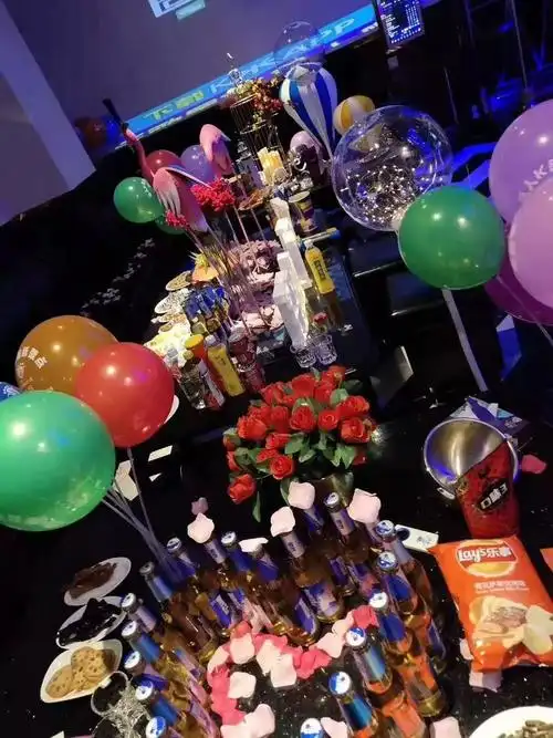 生日pa主题包厢3墙上与天花板上都装潢着各种海贼王里的小物件,身为