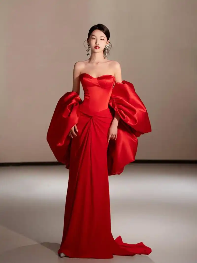 毛晓彤的礼服真的绝 是婚礼造型模板吧  看她身穿一袭红裙,摇曳生姿