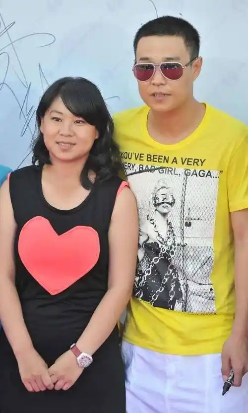 原创小沈阳老婆太贤惠穿睡裙出席活动妆都不化这原生态好真实