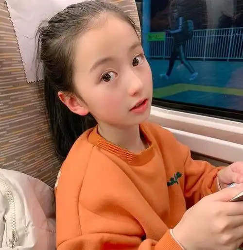 11岁"最美童模"惹王一博喜爱,被父母过度消费,出行浓妆艳抹|素颜|小