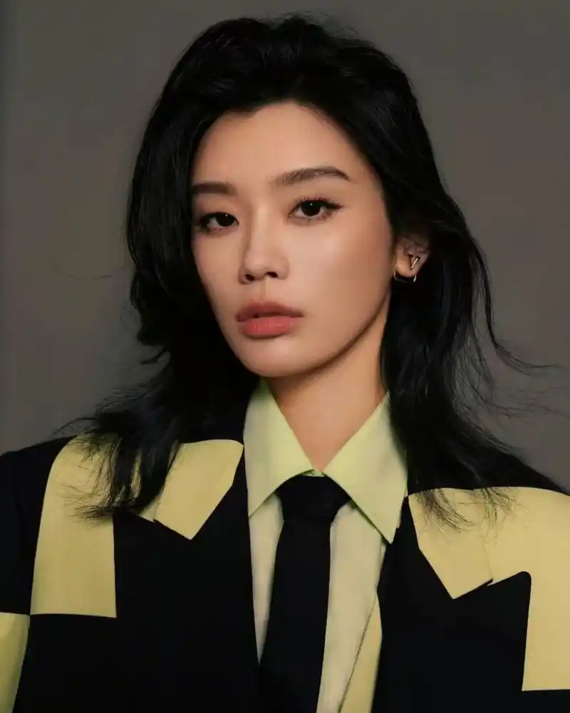 超模奚梦瑶回归啦!穿西装露大腿出席活动美翻,比腿关晓彤都输了