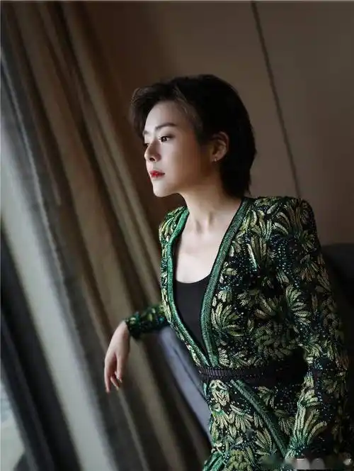 沪上美女主持陈辰晒近照!绿色羽毛刺绣西装超优雅 网友喊话留回长发