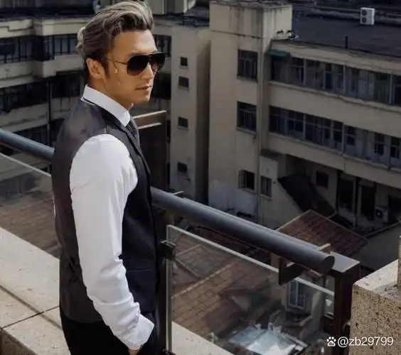 扎小辫子戴墨镜,谢霆锋穿西服亮相上海,超级像父亲谢贤