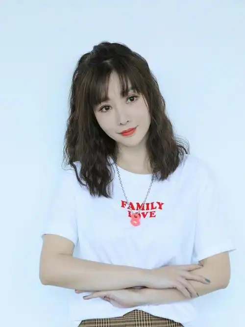 柳岩终于换发型,波波头短发配空气刘海美成少女,看着像18岁