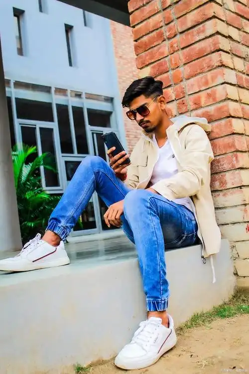 随着年龄的增长,中年男士的穿衣风格也需要做出相应的调整,更注重舒适