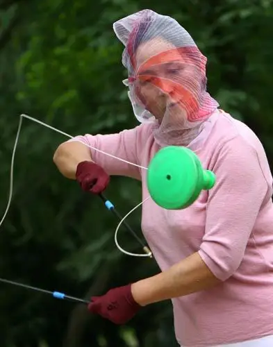 用纱巾蒙面在练习