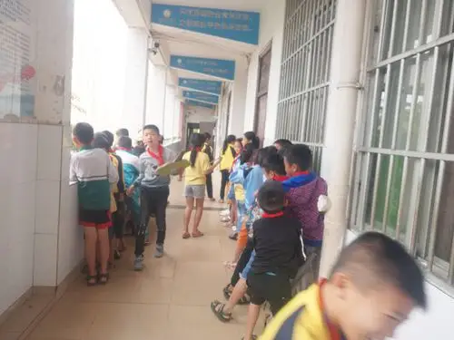 班主任每天下课后都要送孩子们出校门.