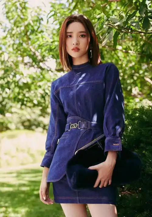 唐艺昕穿创意牛仔连衣裙拍秋日美照美腿修长显瘦又显高