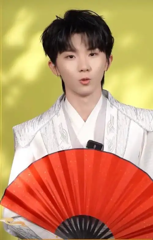 马嘉祺白衣红扇#马嘉祺《王牌》古装造型9615,白衣红扇,翩翩少年