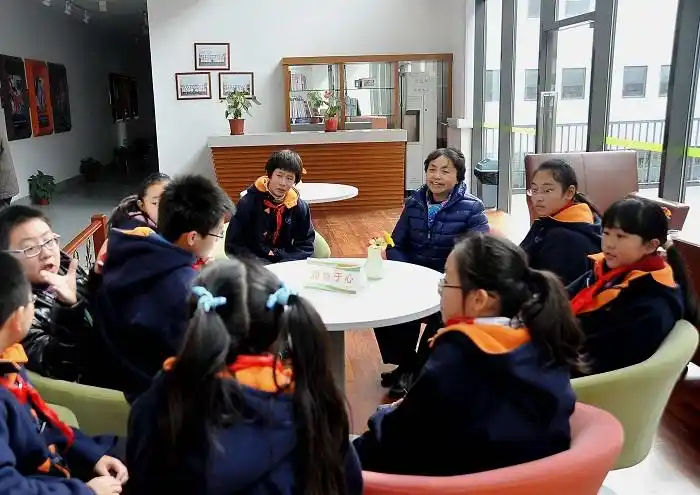 何校长与我们学生进行对话交流