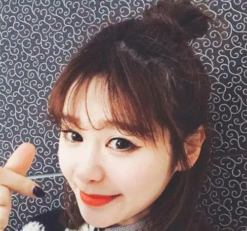 将外翘设计的中长发直发发型简单半扎成蓬松的丸子头扎发发型搭配上