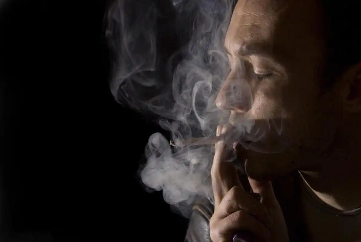 男性的心理压力,工作压力都挺大的,就会选择通过抽烟还排解压力,但