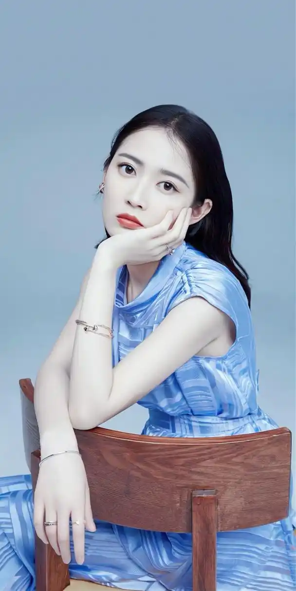 陈钰琪# #明星# #时尚穿搭#  陈钰琪纯天然妈生脸,五官立体精致,原