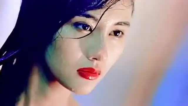 88年的港姐冠军李嘉欣,来看看她49岁这个侧脸,真是太让人心动了!