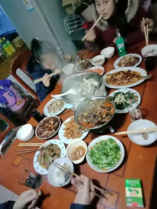 晚上,一家人在一起吃着团圆饭呢!你看,多丰盛呀!