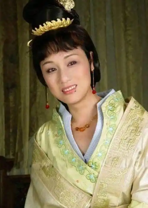 李建群去世,童年的杨幂曾坐在李建群怀里,两人还出演一对母女