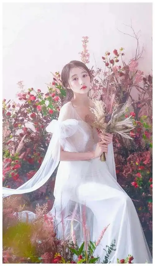 关晓彤演绎经典婚纱造型__财经头条