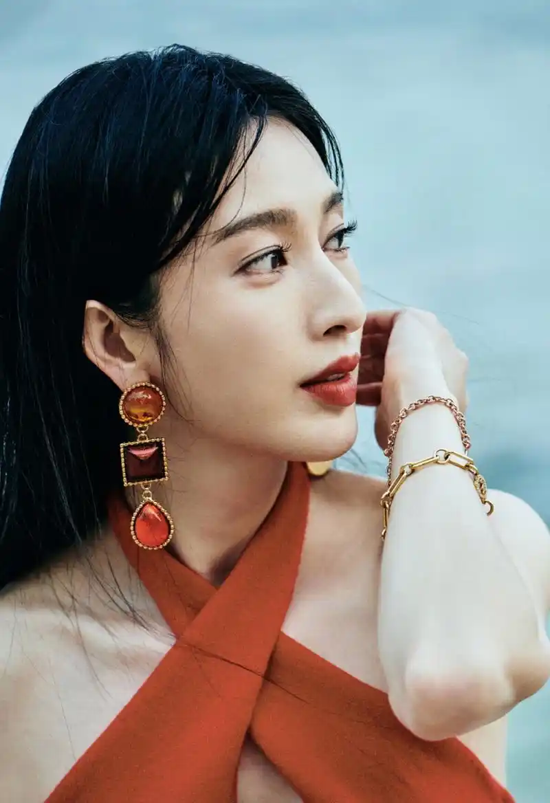 张俪# 一袭红色挂脖露背连衣裙,肤白貌美的容颜,白皙水嫩的肌肤,婀娜