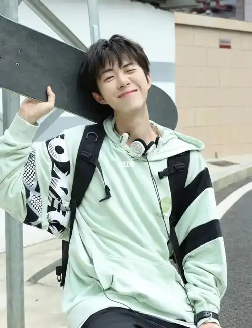 帅到犯规的男高中生碎盖