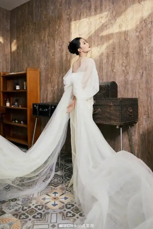 李沁亮相#微博视界大会#的造型,一身azzi osta高定淡黄色纱质礼服