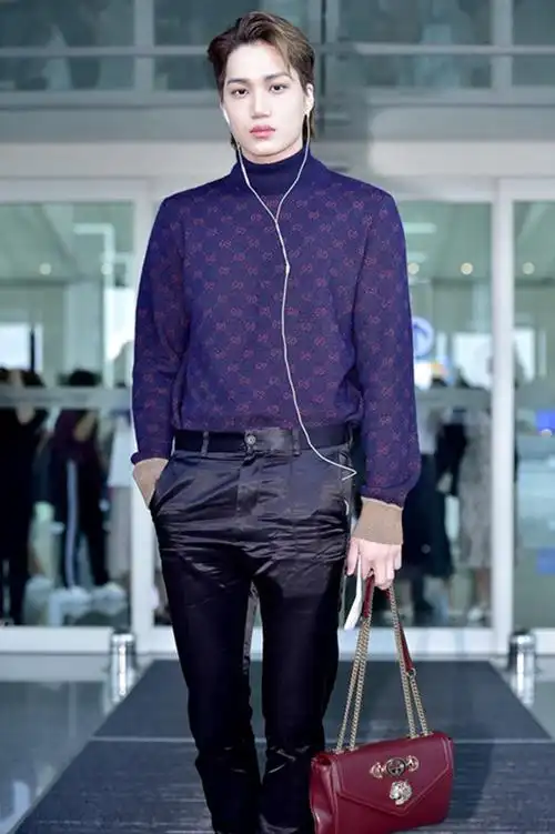 14酒红色链条包似乎是女生的专属,而exo金钟仁拿在手上加上一身的