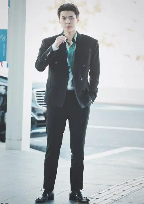 吴世勋身材逆天,现身看秀身材却好过模特,插兜上演"超模站"