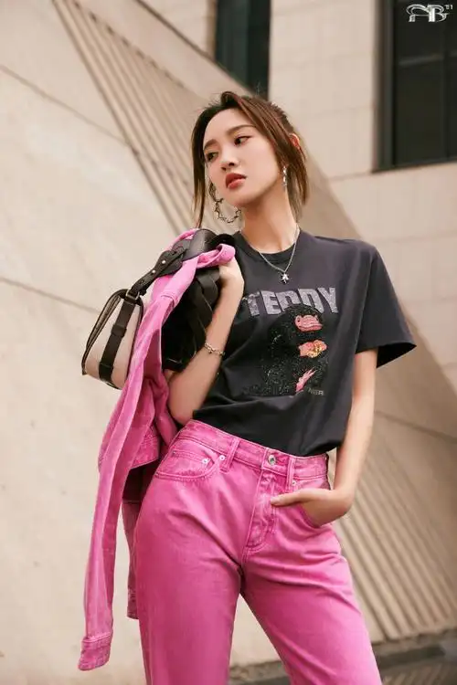 fb the 11th issue#唐艺昕超话look1 90给甜糖加一点儿酷!