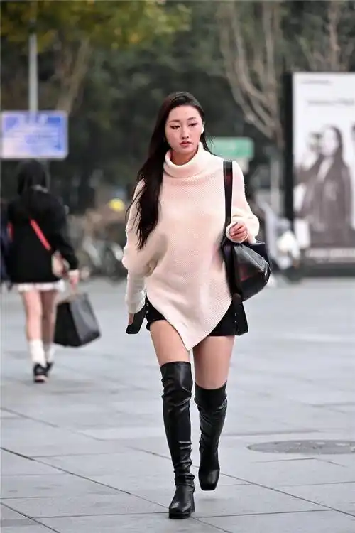 秋冬季节的过膝长靴搭配,每个人选择的风格和款式都不一样_黑色_美女