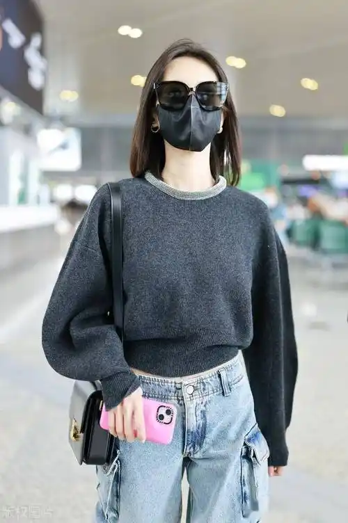 李一桐上海虹桥机场出发,身着短款卫衣青春时尚